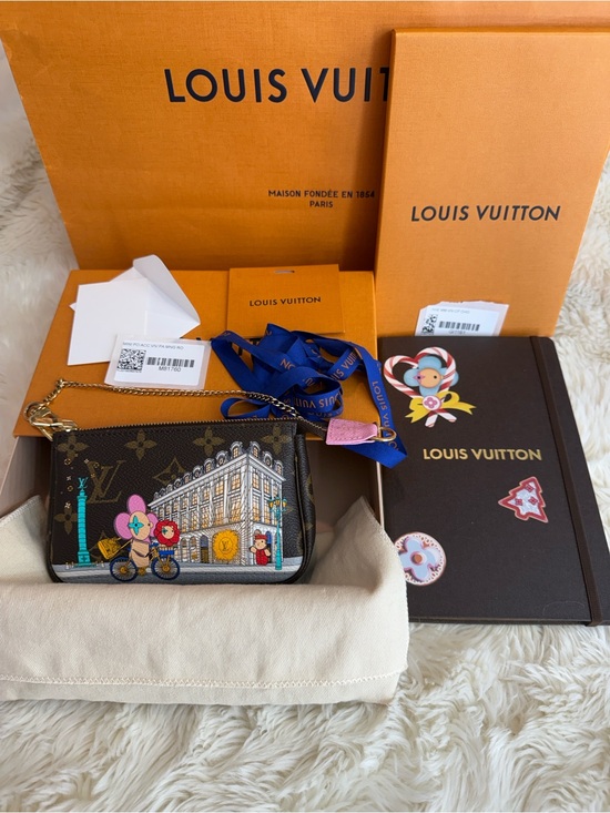 Louis Vuitton Handbags - Louis Vuitton Limited Holiday Christmas Mini Pochette & Notebook Vivienne Paris